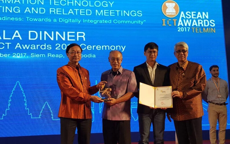 ทีมผ่อดีดีบนเวทีรับรางวัล ASEAN ICT Awards 2017