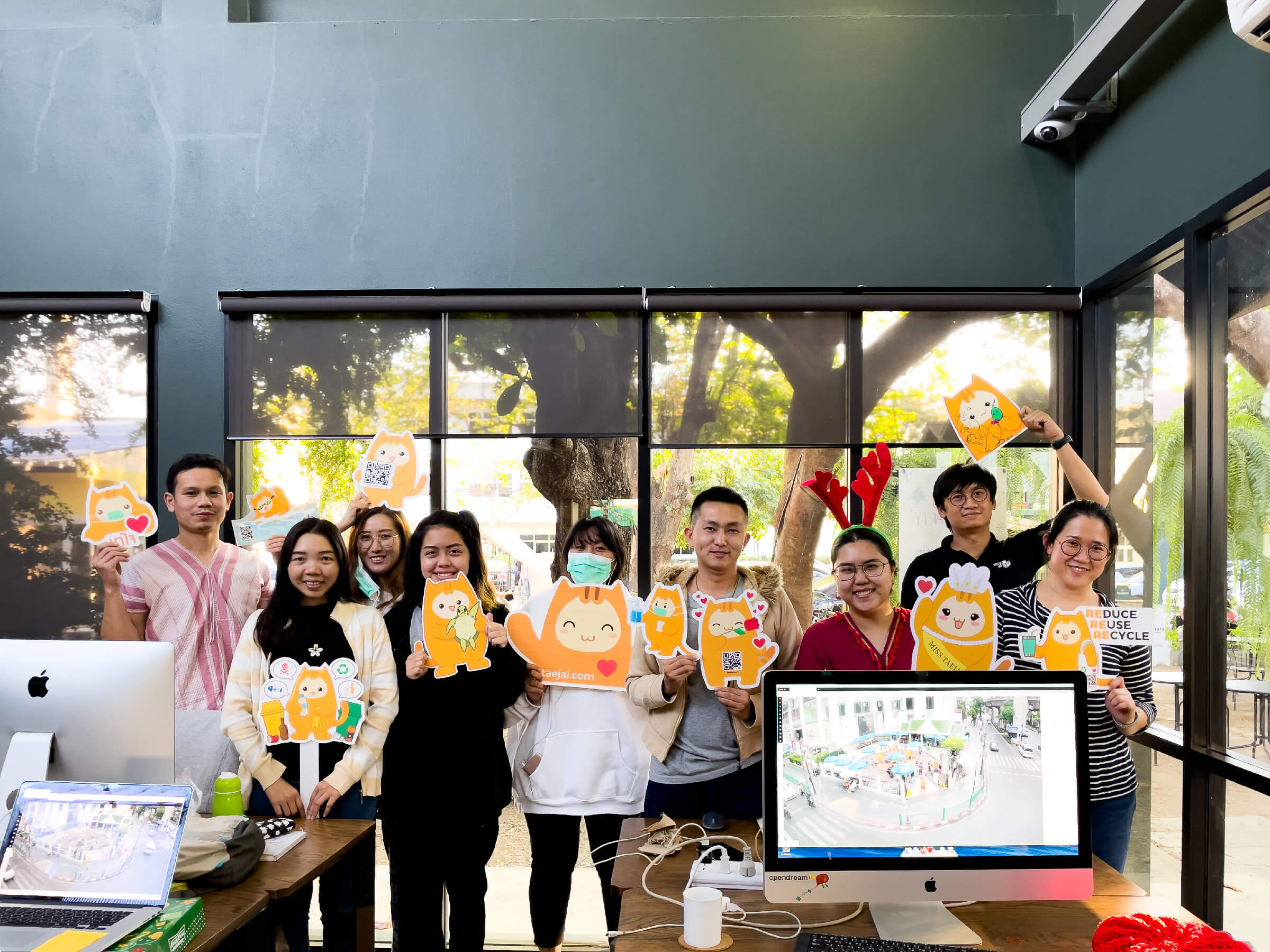 ทีม Anywhere Work ถ่ายภาพร่วมกับสื่อรณรงค์เต่าจากเทใจ